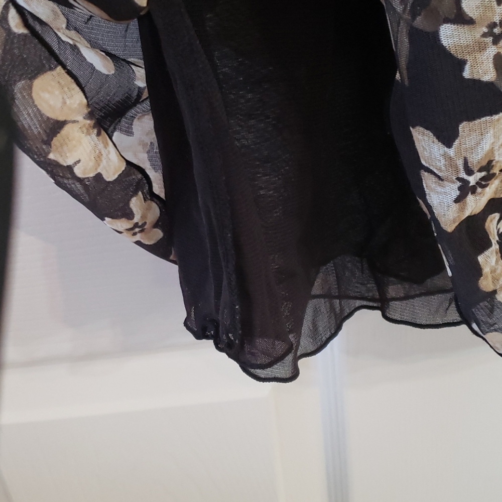 NEW YORK & COMPANY SLEEVELESS TOP - Picture 5 of 6